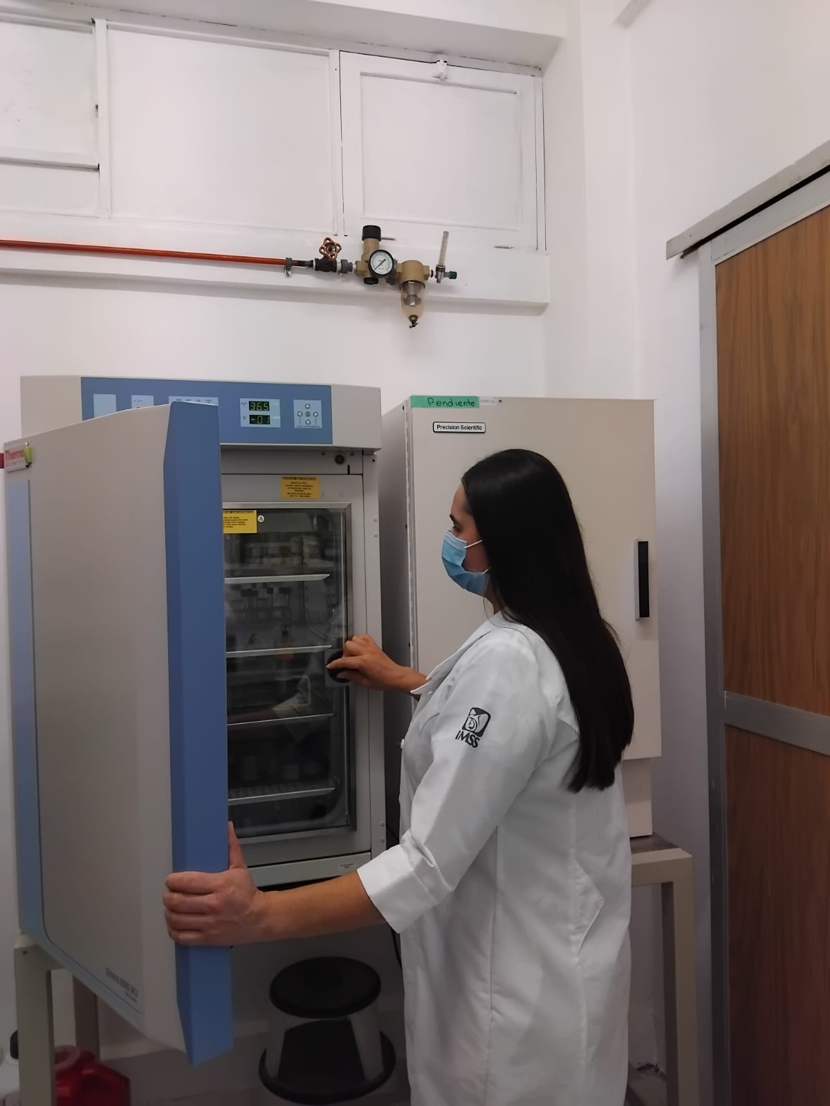 Momento del laboratorio de Parasitología y Farmacognosia 2